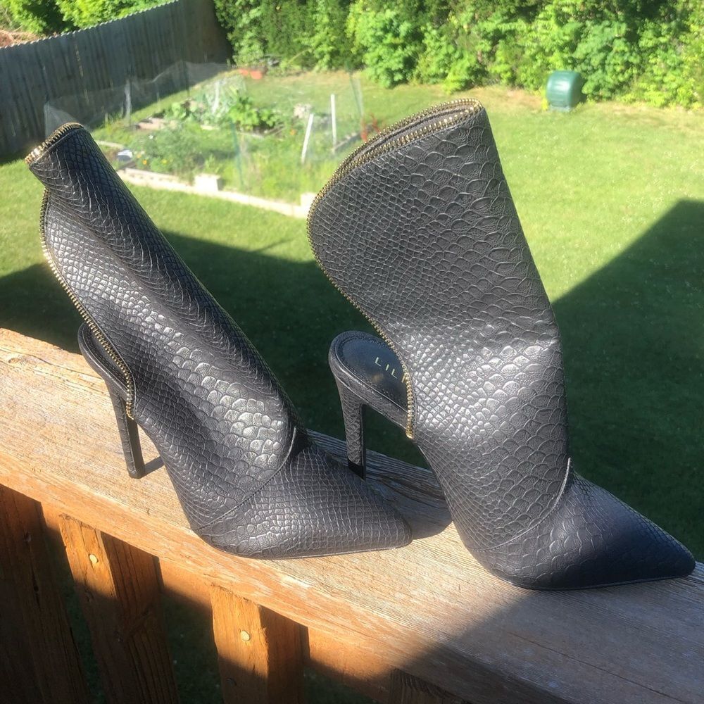 Liliana black snake skin pointed toe open back boots with zipper detail size 7.5